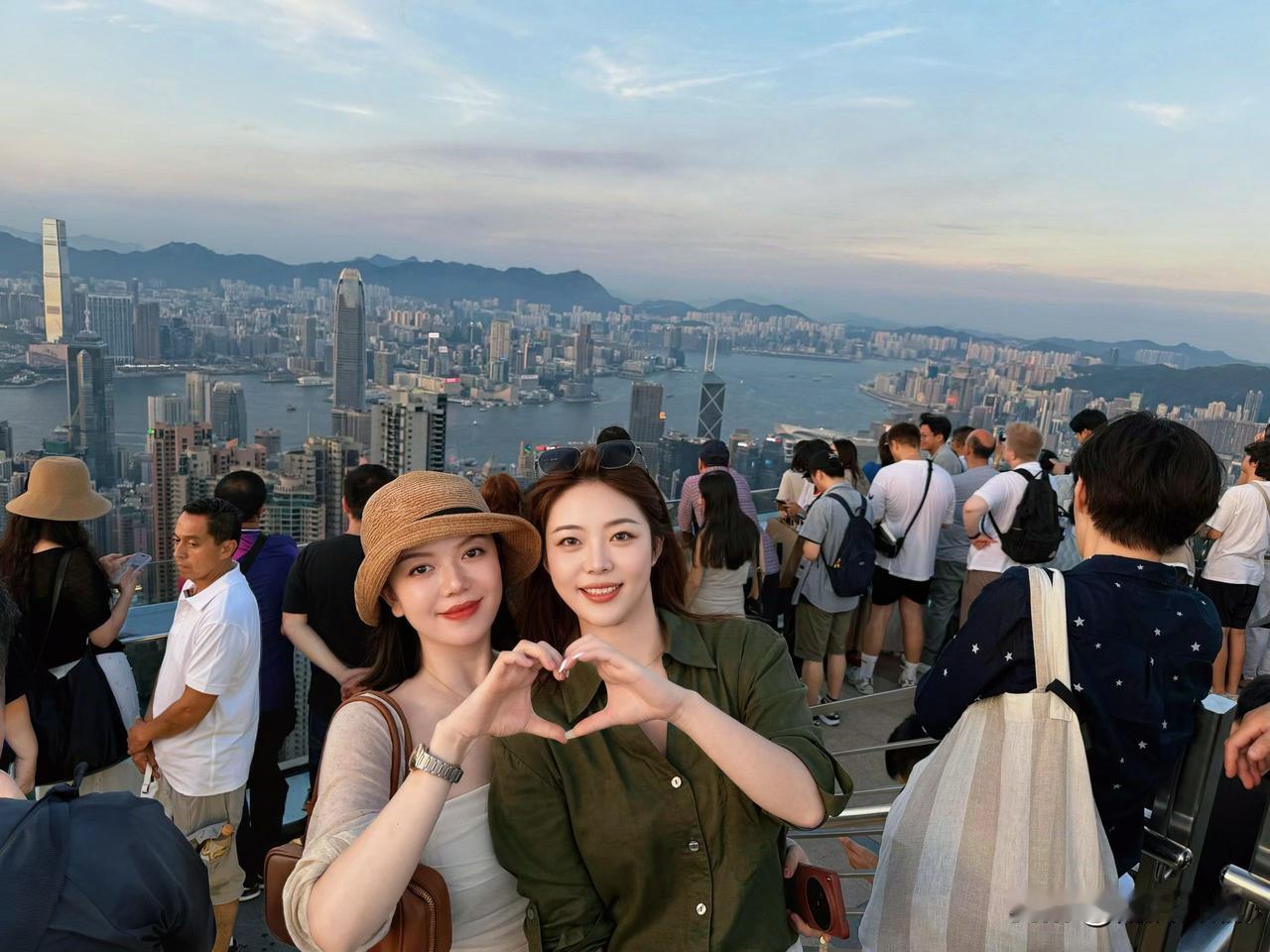 和闺蜜重游香港，维港的风吹过旧时光🌆。夜晚红酒微醺🍷，才懂岁月最好的馈赠，是