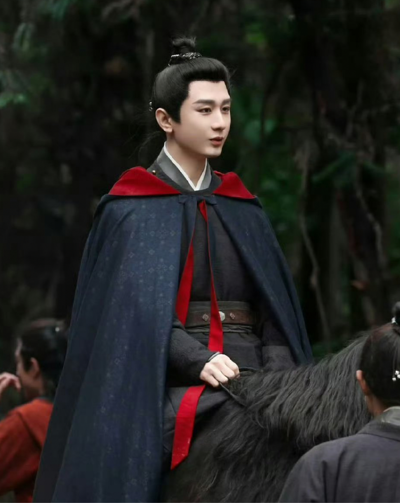 成毅骑马仪态成毅两京十五日这个骑马姿势太帅了！太期待正剧了！ 