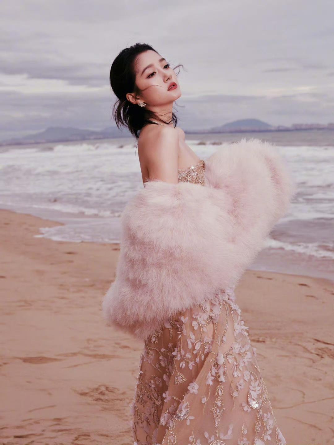 娱乐[超话]关晓彤ELLE风尚大典出图 关晓彤ELLE出图啦，好美！关晓彤香槟碎