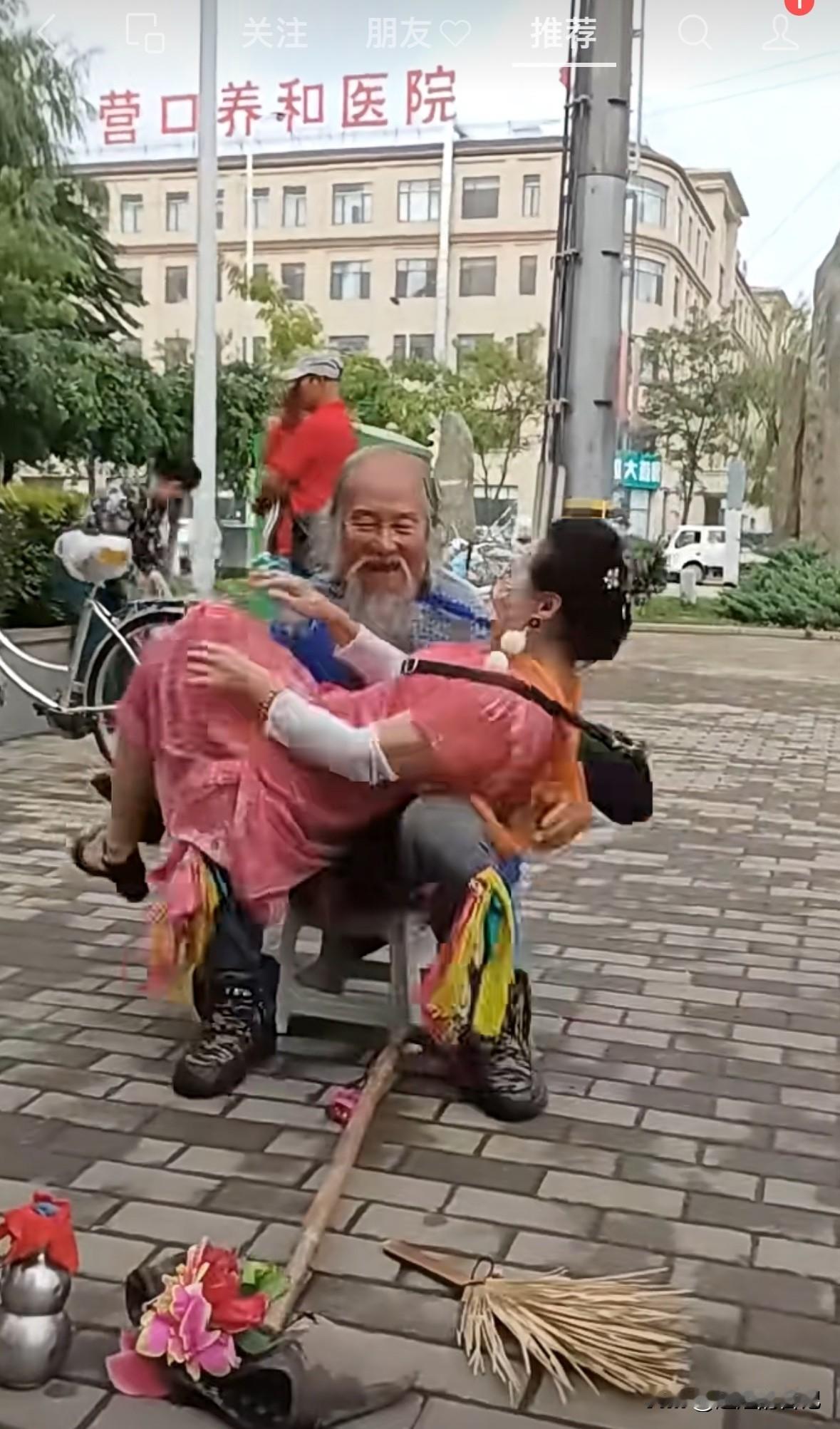 老头坐在椅子上，老太太就被老头抱在怀里转圈，还在大街上，也不知道人家这是啥运动，