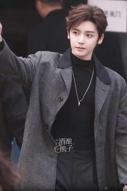 侯明昊上班这段路走得像在拍韩剧 家人们谁懂！侯明昊上班这段路走得也太有感觉了，韩