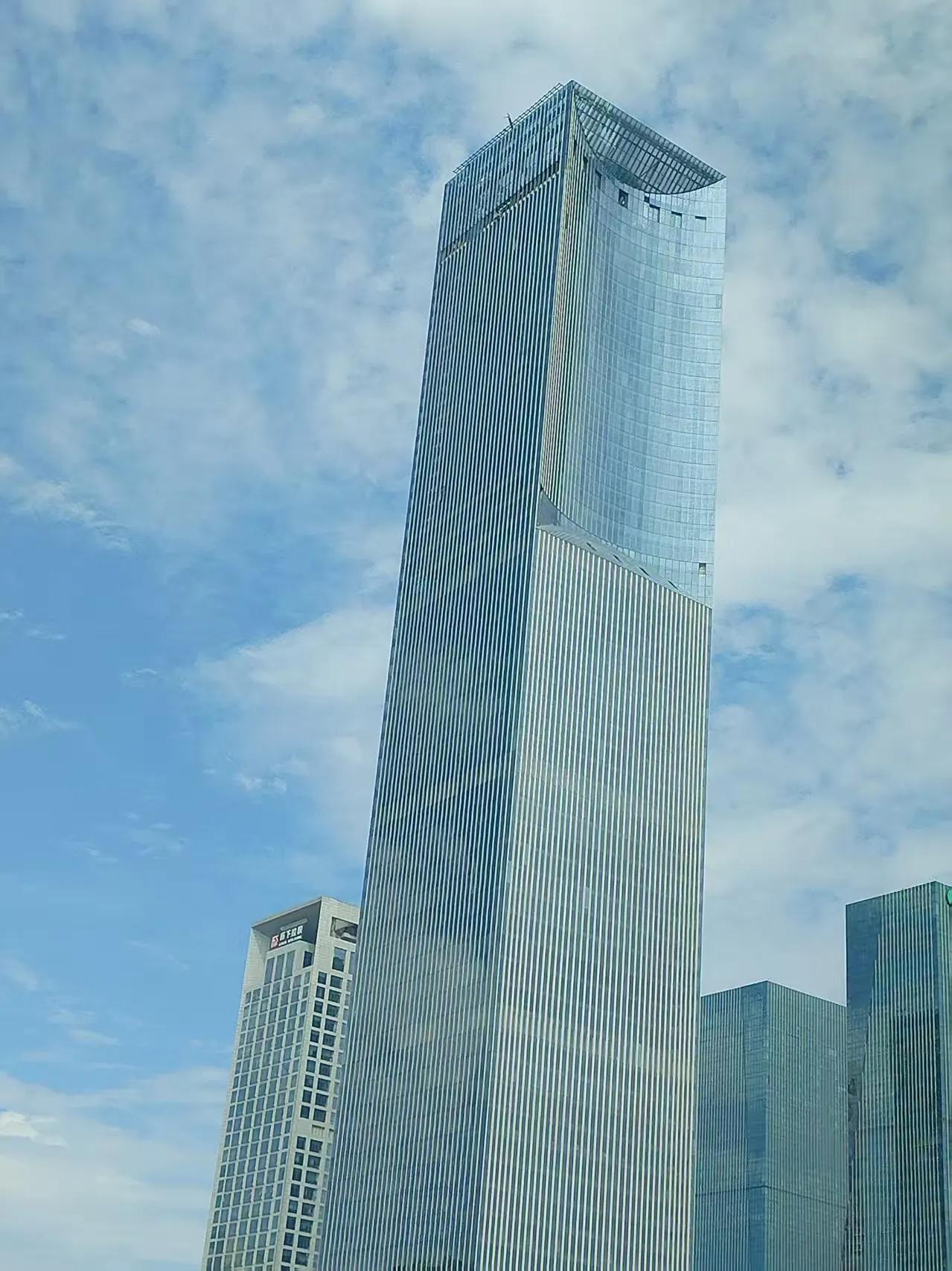 济南318米超高层，即将建成！
CBD中央广场项目坐落在济南CBD南大门位置，与