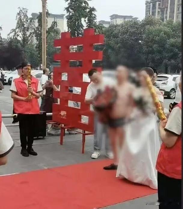 别人结婚都是西装革履的穿着，怎么好看怎么打扮。你结婚倒好只穿一条短裤就敢在亲朋好