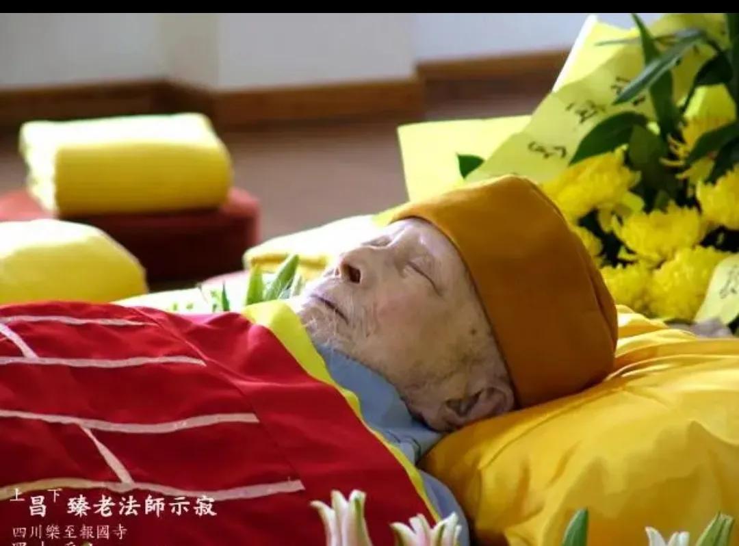 这是2009年，昌臻法师圆寂后，一张罕见的遗容，照片中的他面色红润，安祥示寂，昌