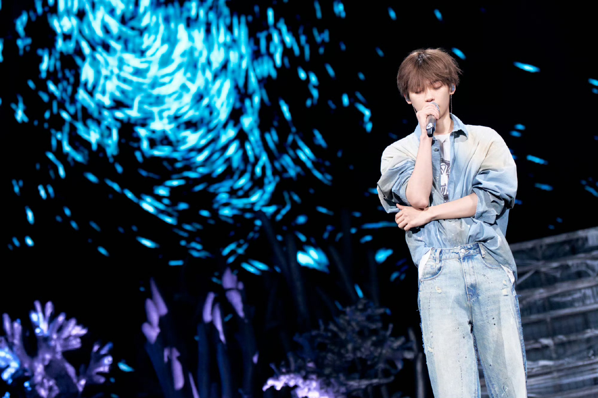 啊啊啊梓渝的帅气依旧稳定发挥，彩排都这么帅！已经不敢想象今晚的美貌了！