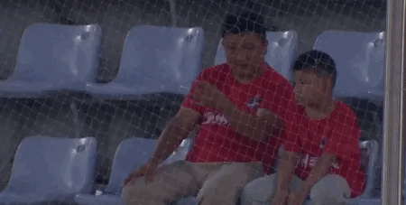 梅州客家输球又输人！[震惊]孤军奋战的父子不是来过“六一”的，他们爱足球也爱你们