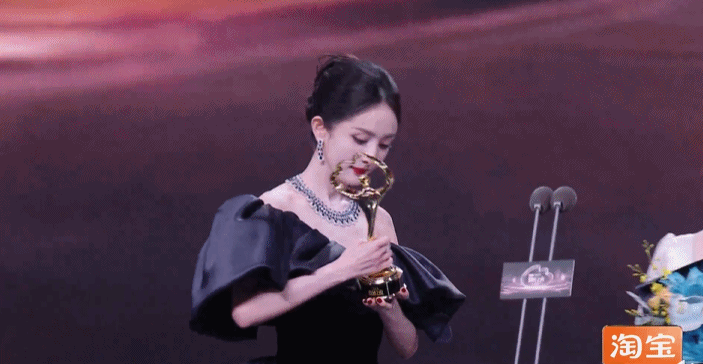 今年微博之夜King肖战、微博之夜Queen杨幂 肖战微博KING杨幂微博QUE