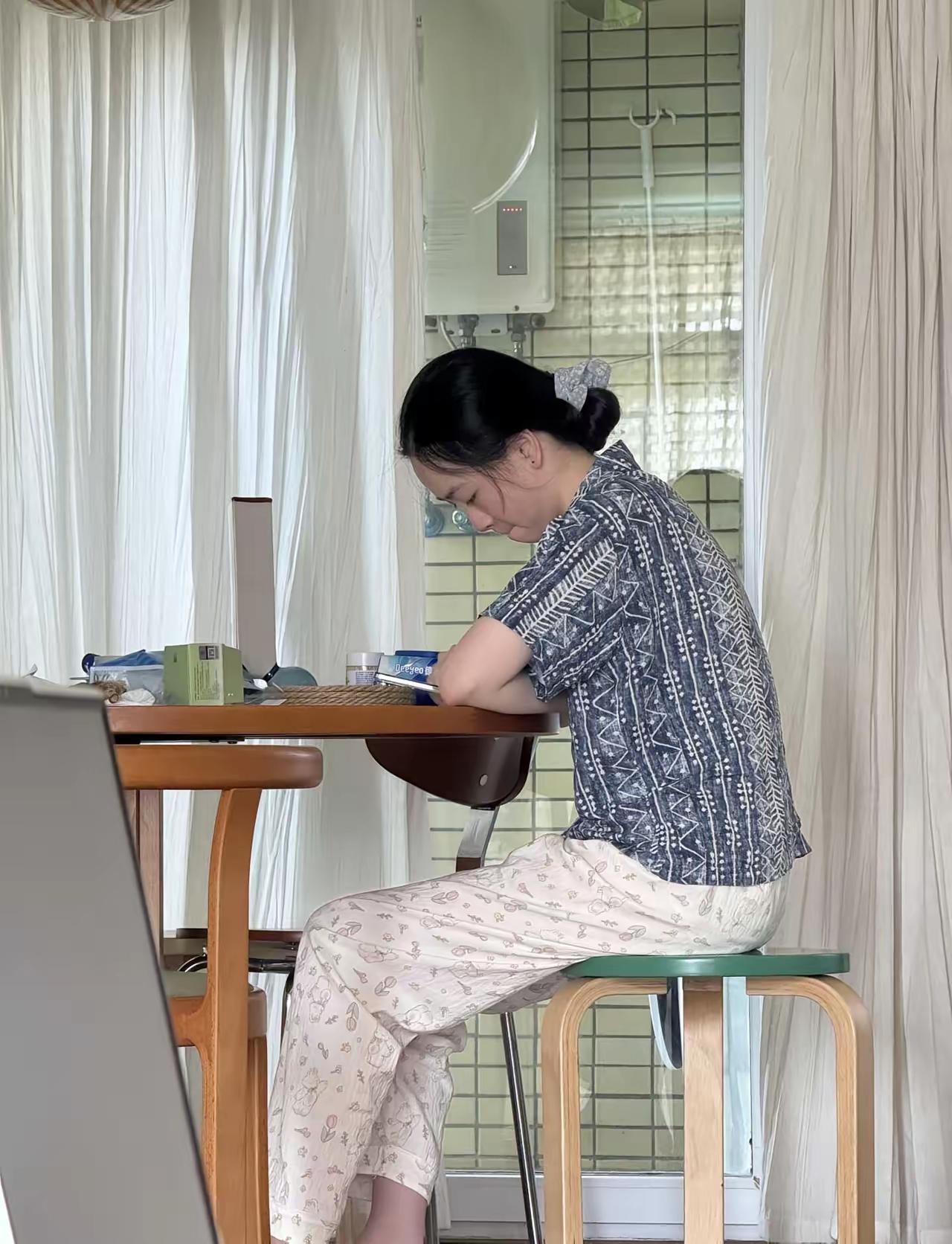 表妹今年六月份大学毕业，在学校学的是市场营销专业，出来找工作找了近三个月了，一直