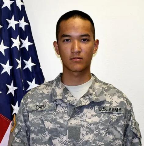 2011年，一个19岁的美籍华裔少年顶着全家反对，还是走进了美军征兵站，他没死在