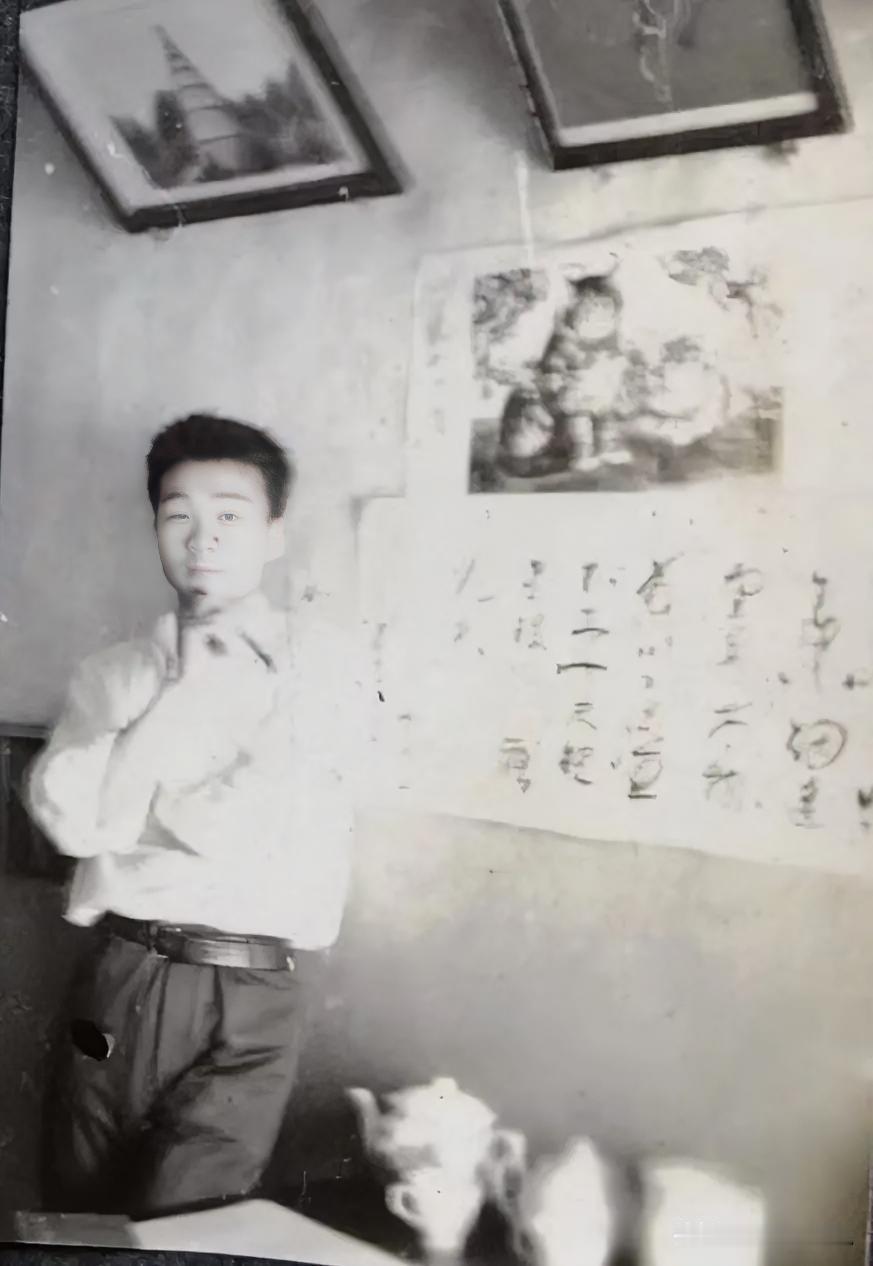 老住房里放着的口琴。
昨日里去老住房拿刻刀为人刻印，翻找时，见到不需找的口琴。