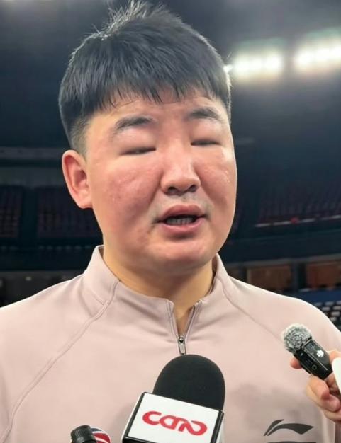 很多球迷好奇深圳队主教练顾全的面部状态。顾全在采访中亲口解释，2017年泰国晒伤