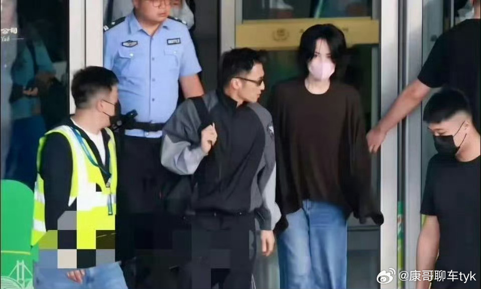 西安城墙偶遇王菲菲姐依然气场全开呀 