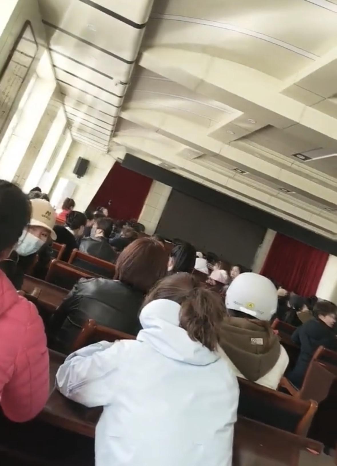 家长反映希望学校回归周末自习日，当地教育局回复按国家政策来实施双休。

部分家长