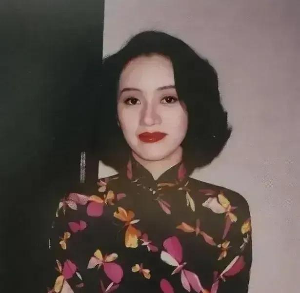 穿旗袍的她这么娟秀，和舞台上那个化浓妆的魔女简直形同两人。爱听歌的人，说她是歌坛