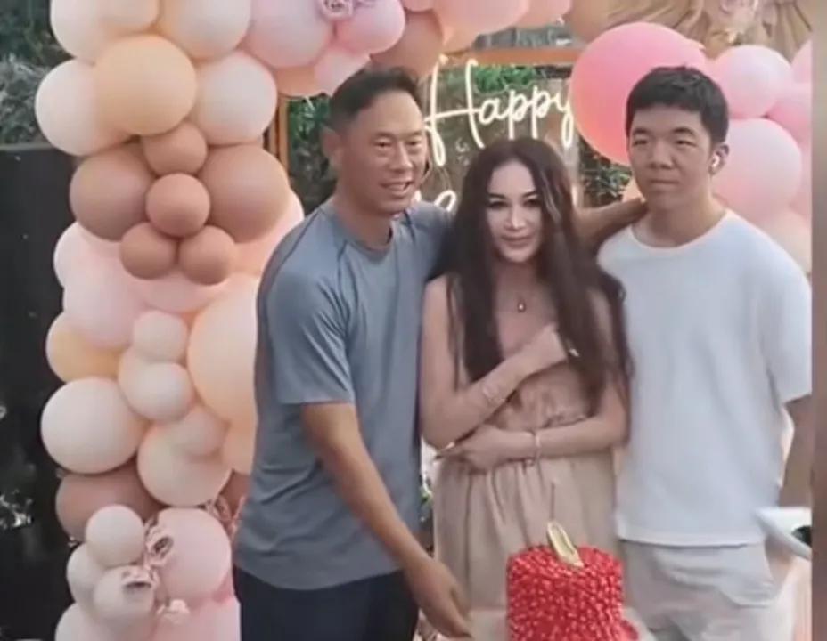 温碧霞作为妈妈，59岁了，衣服穿的太少了，还像小女孩的打扮，儿大避母，边界感还是