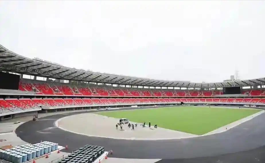 名古屋亚运会主火炬还没点燃，中国代表团反倒先闯进了一场场外“障碍赛”：两米高的大
