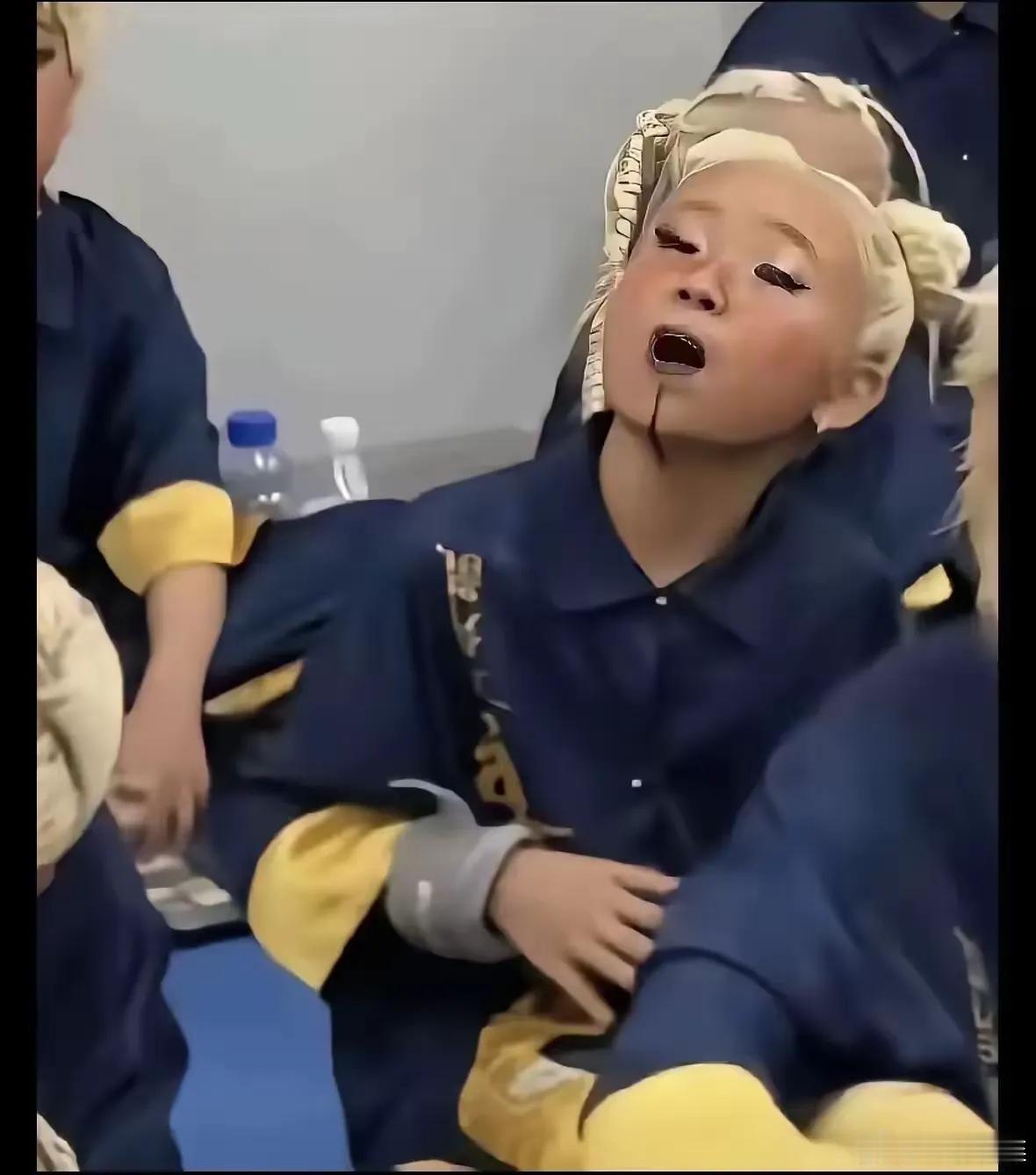 这造型哪还有一点点中国式的审美，分明是在丑化这些天真活波的中国孩子，难怪上海少儿