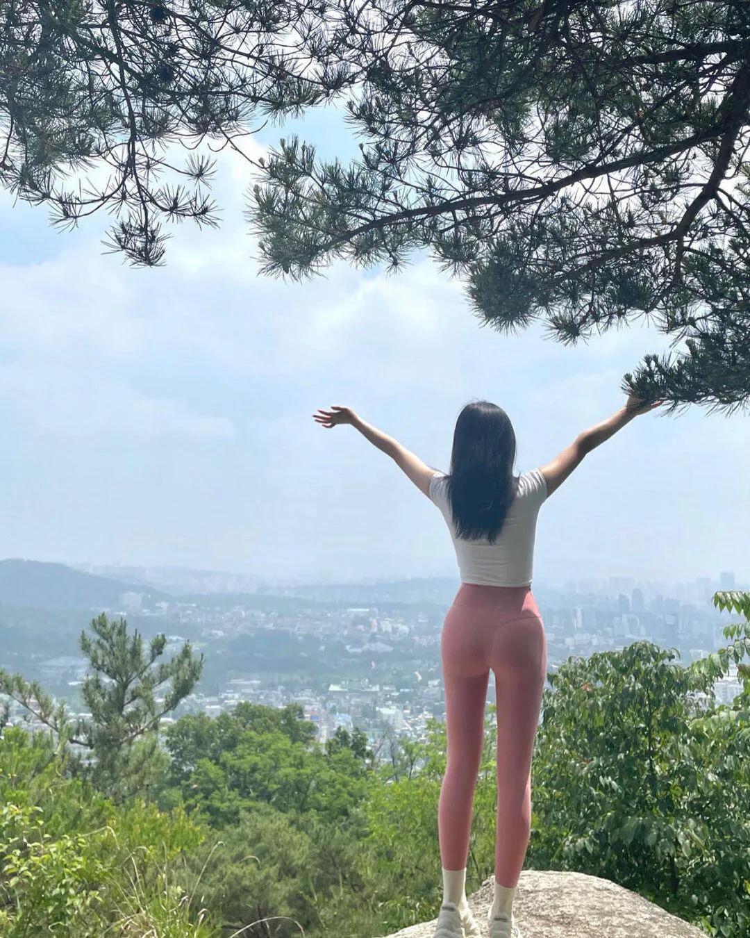 #温柔风穿搭，女人味穿搭# 桃花春色暖先开
#美女姐姐穿搭# #减龄搭配分享＃#