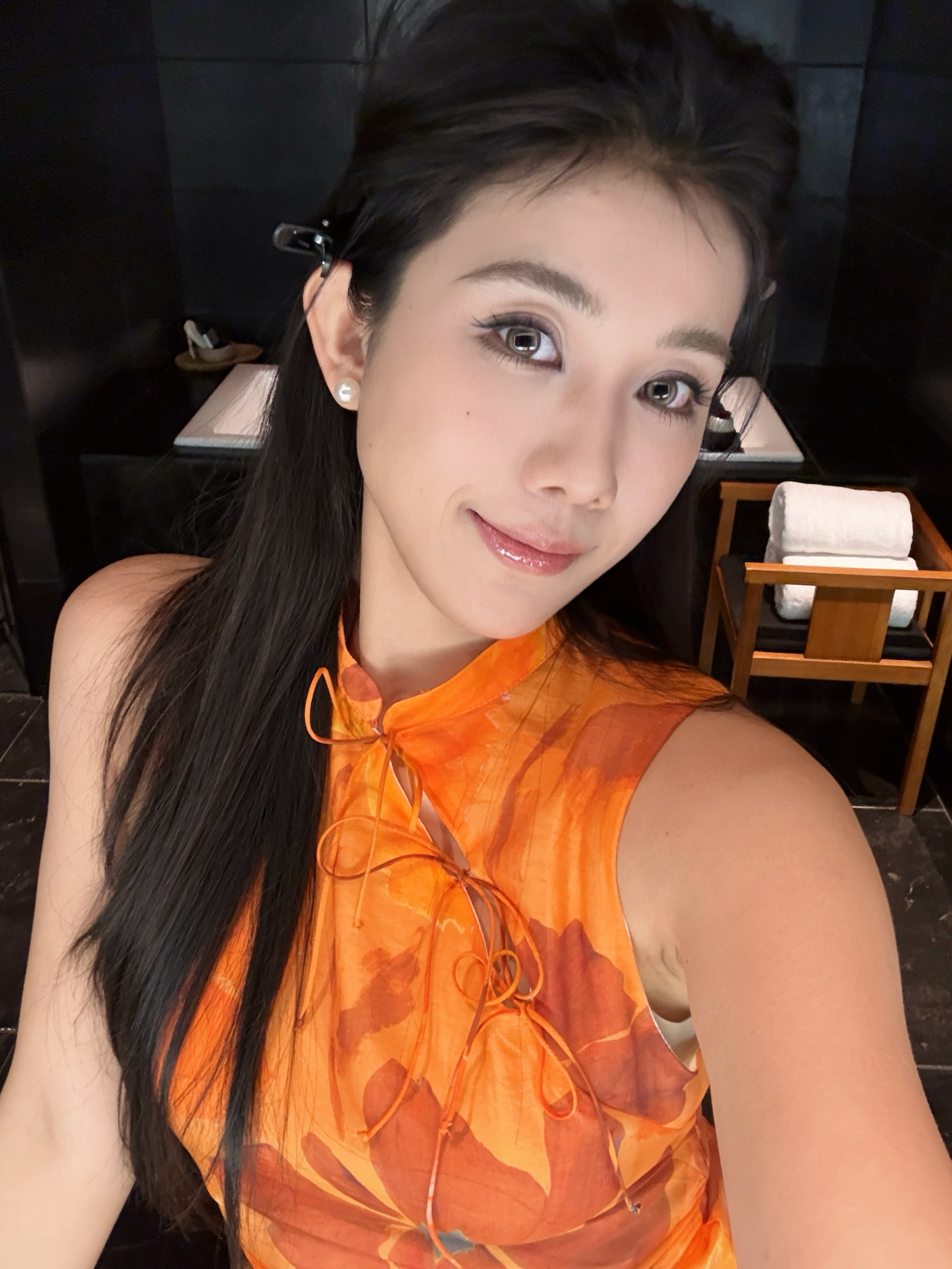 今天的妆容check一下！酒店洗手台的补光灯可以说是非常给力🤳卷妹的日常oot