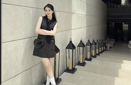 31岁乔欣和姐姐逛香港：名媛生活大揭秘，姐姐颜值竟更胜一筹？
家人们呐，娱乐圈最