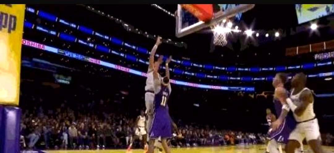 太搞笑了，湖人135-118大胜快船，这场比赛詹姆斯出现了。
 

东契奇被邓恩