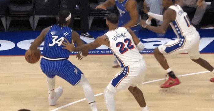 隆多附体！贝恩这假传真投帅啊！
在今天NBA季前赛魔术对阵费城的第二节比赛中，贝