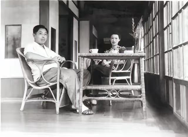 张学良被软禁为何不跑？看清他的生活才懂，不是不想是不能
 
张学良被软禁期间为什