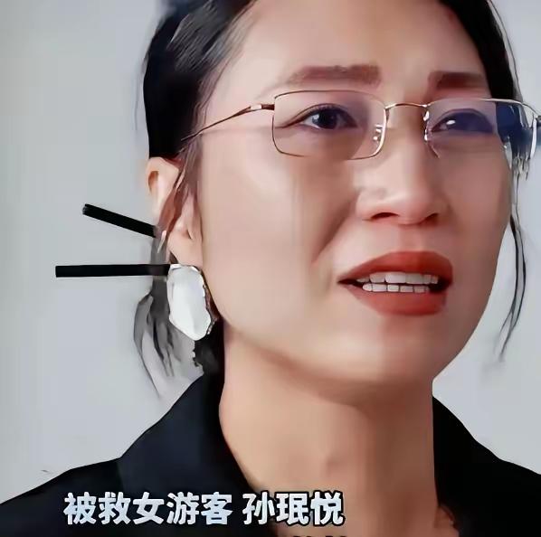 浙江金华龙潭大峡谷，38岁的妈妈为给女儿拍照，脚底打滑，从20米高的悬崖砸进深潭