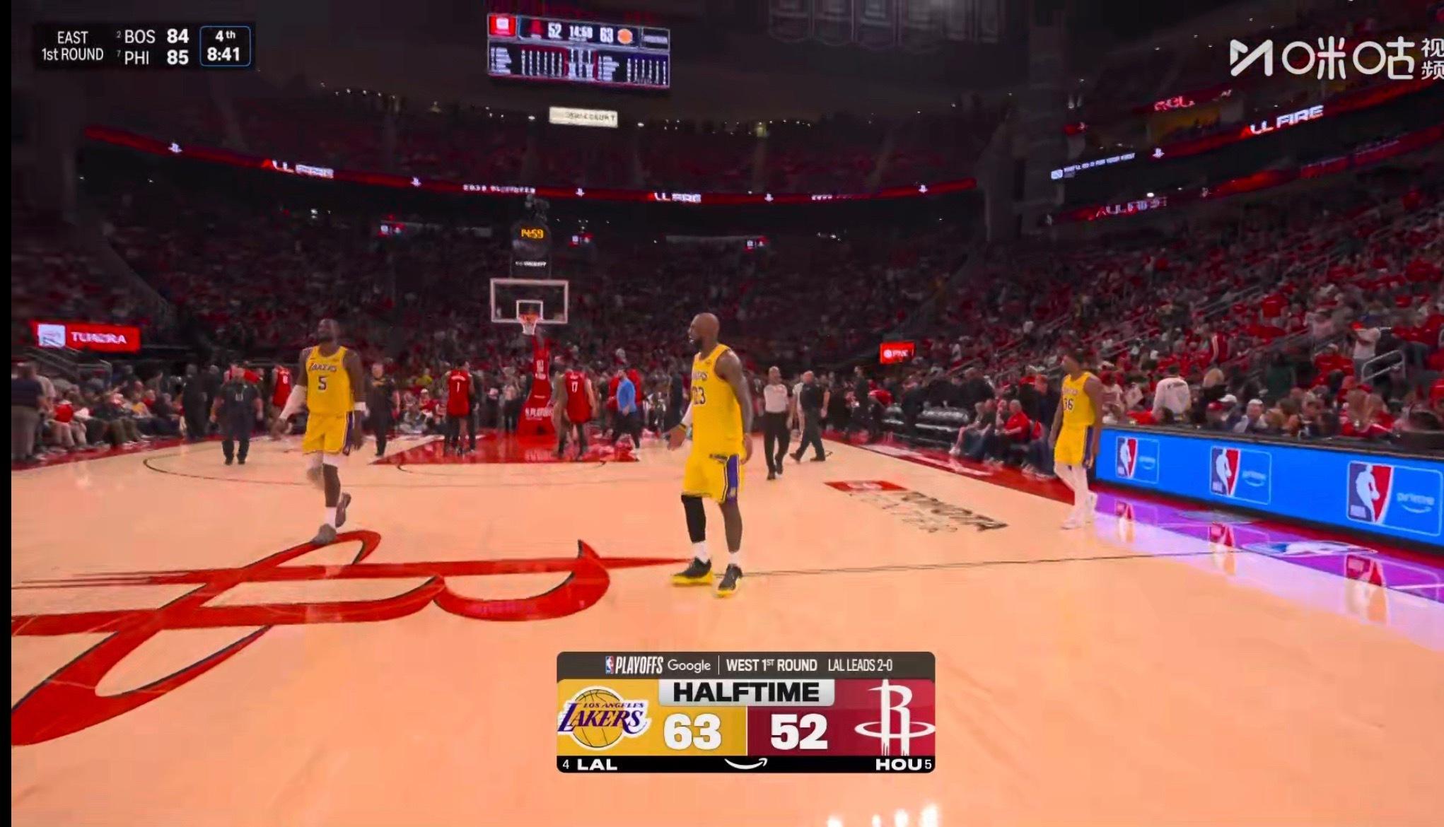 半场比赛结束，湖人62-52火箭，还可以，就是裁判偏火箭，詹姆斯找裁判说说话！湖