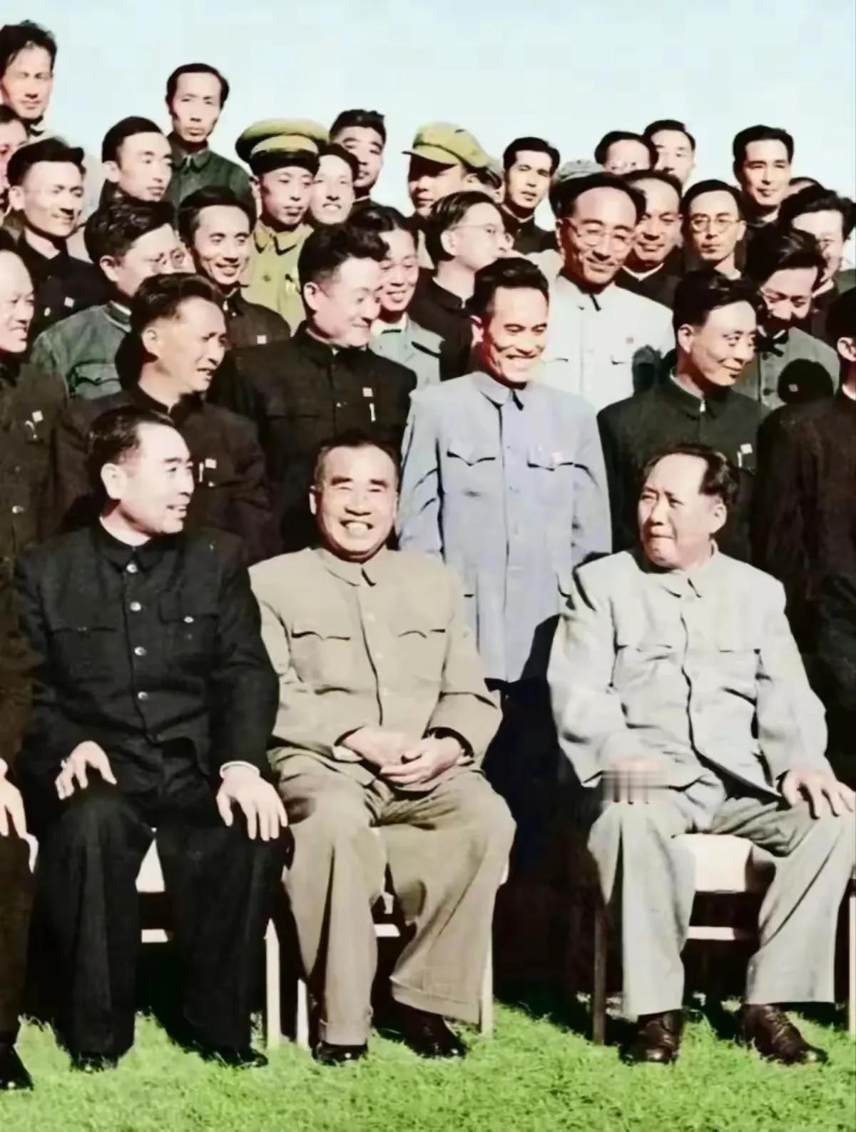 【领袖的光辉：从个体到集体的伟大传承】我们常说毛主席是伟大的领袖，这份伟大并非独