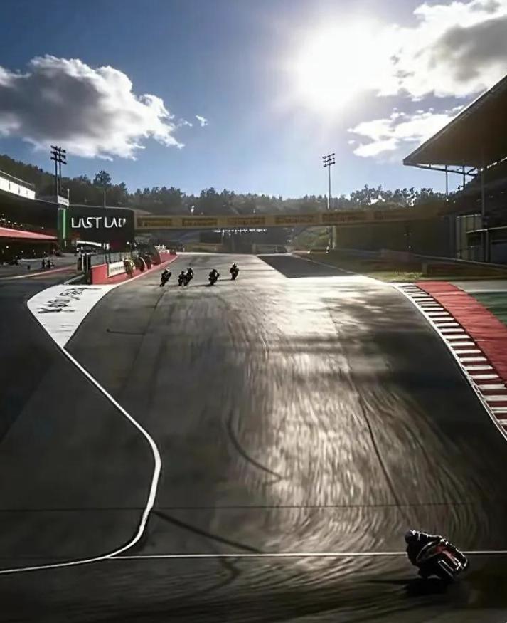 中国张雪机车在世界赛道上，用罕见的中国速度创造了新的飞驰人生，也绘制出一张可堪比