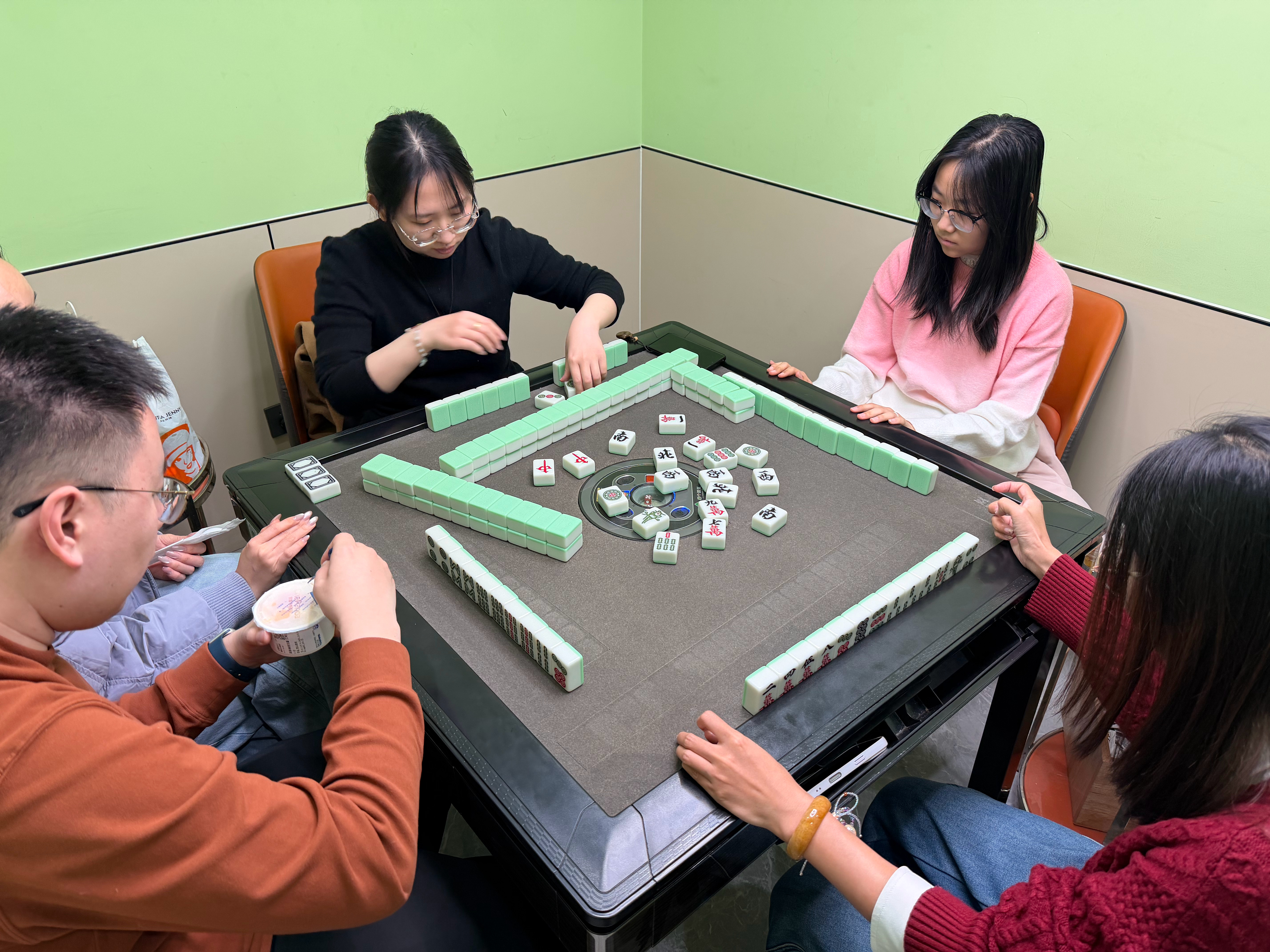 过年就是吃饭、唱歌、搓麻循环着来循环着来～ 