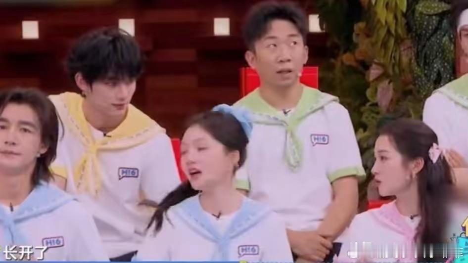 笑不活了！关晓彤竟不知丁程鑫已是24岁谁能想到现场出现趣味名场面，关晓彤得知丁程