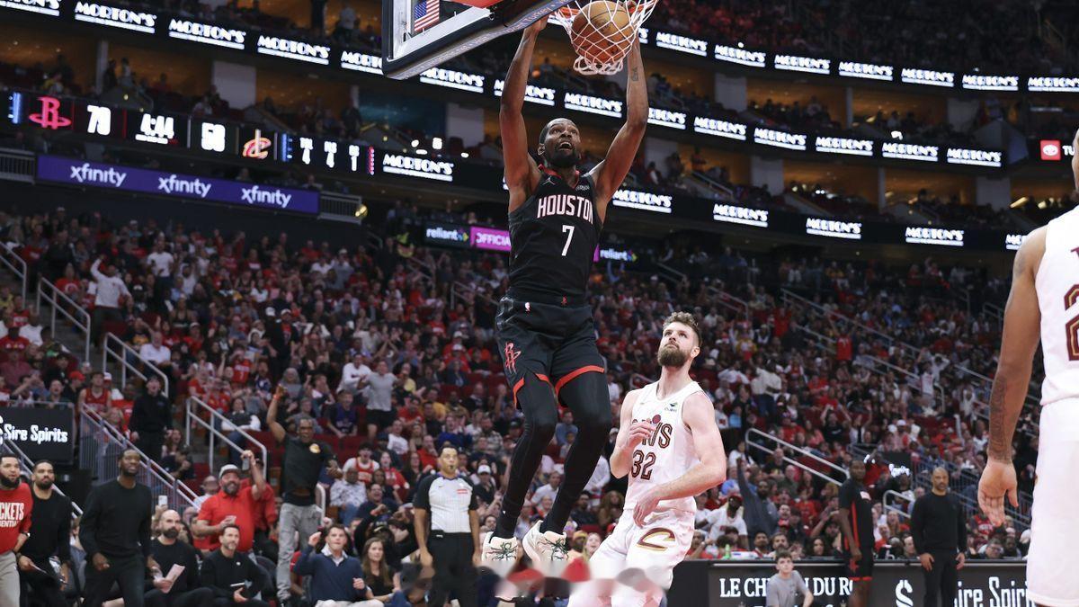 赛季至今，杜兰特场均得分25.4分。据统计，这是自哈登后，单赛季场均得分最高的火