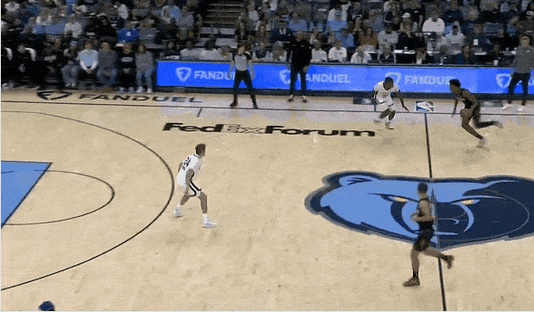 弹簧人！阿门这弹速一点不输莫兰特！
在今天NAB常规赛火箭对阵灰熊的第三节比赛中