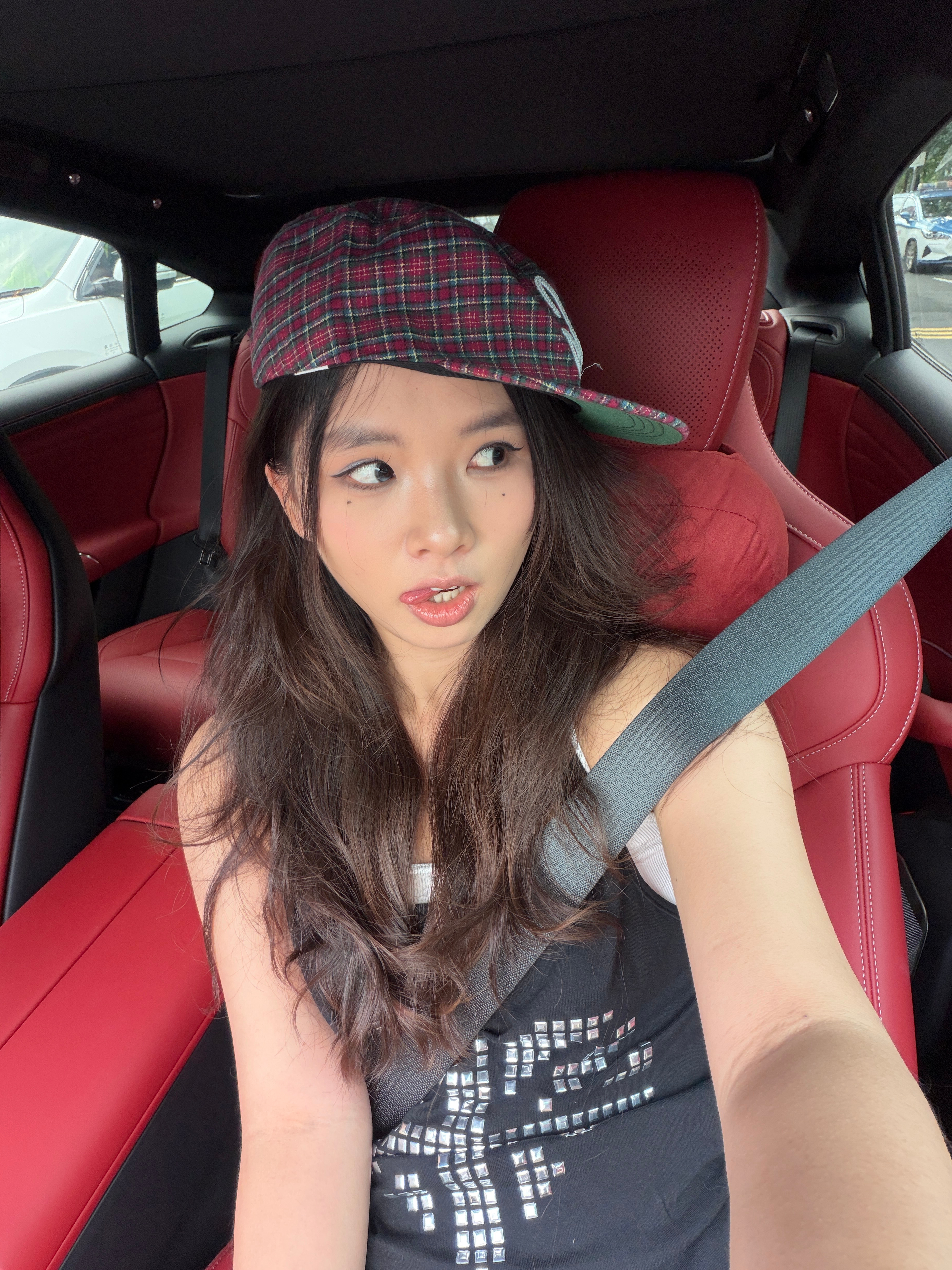 就是一个爱自拍臭美的小女孩👧✌️ 