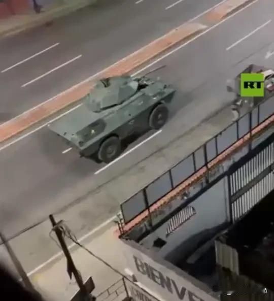 美当地时间1月3号凌晨，特朗普终于按耐不住了。
美军突然对委内瑞拉不宣而战。
这