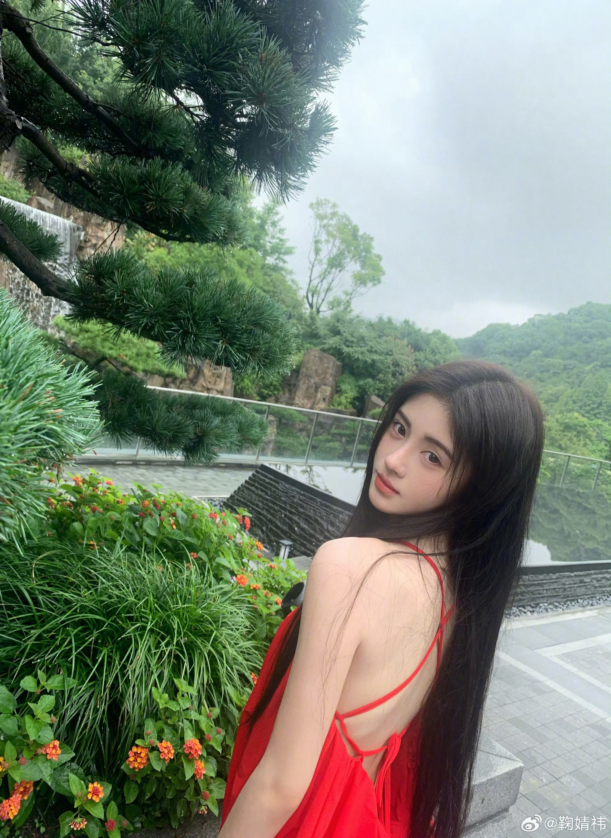 鞠婧祎捧花头像鞠婧祎捧花长裙鞠婧祎捧花造型美到谁了！！！一袭橙色鲜花长裙温柔又灵