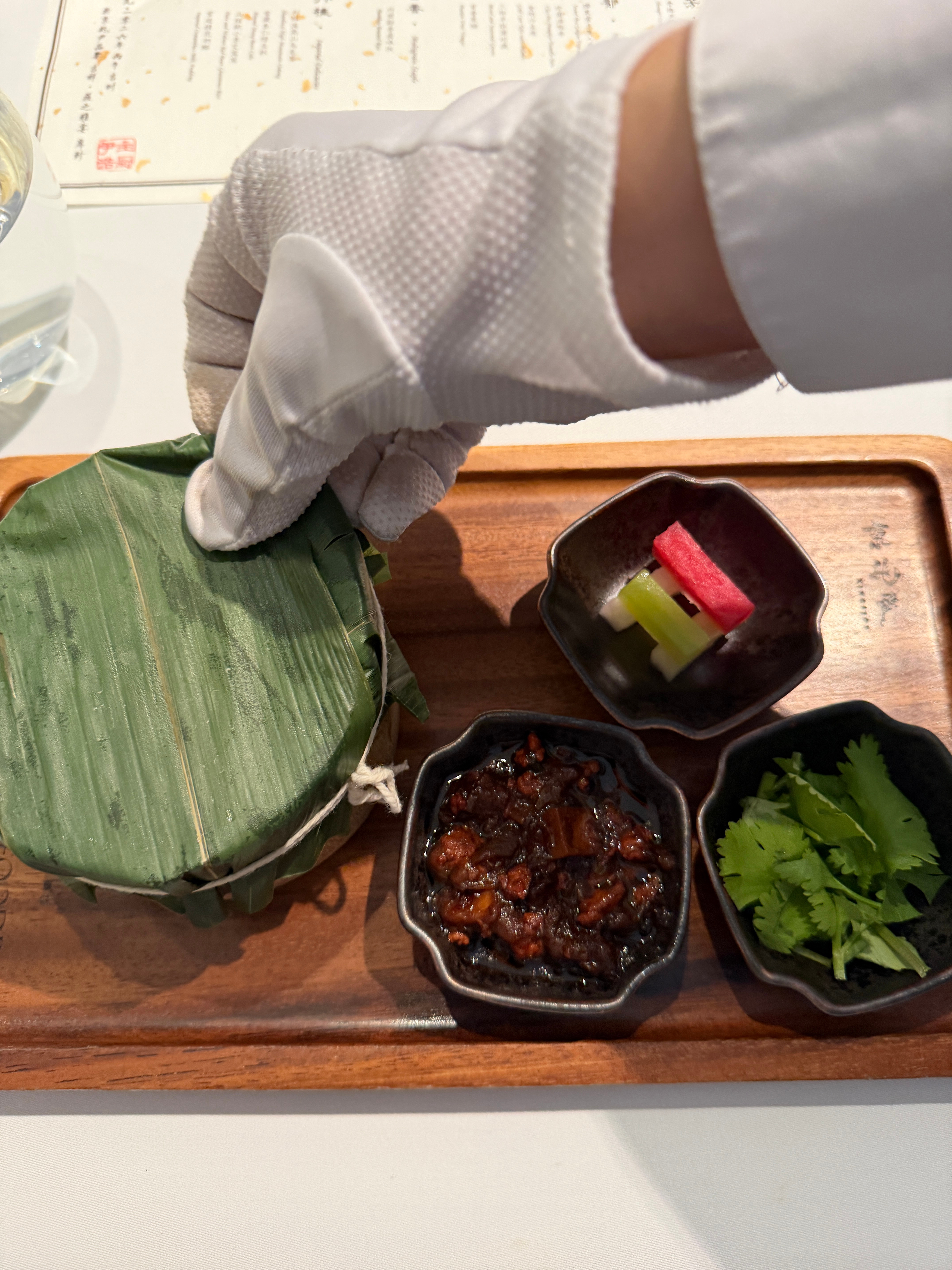 雍和宫旁，暮色四合时遇见了「京兆尹」。到底是在帝都，这名字一下便让我来了兴致：京