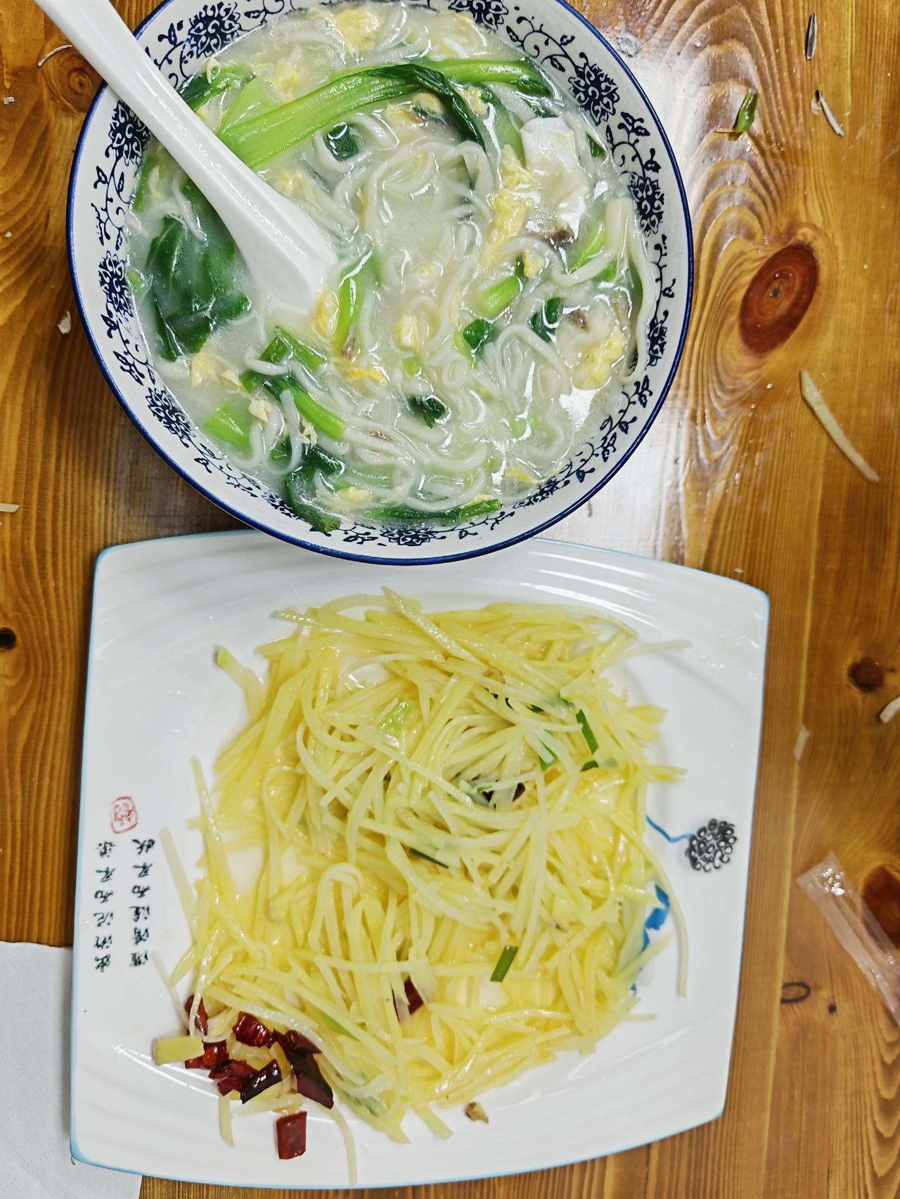 今晚就我一个人，懒得开火做饭了，下楼去门口小吃店简单吃点。
        点了