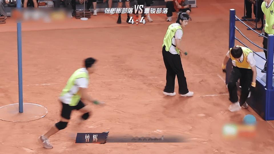 管健嘉晨抢球输给了刘畊宏绝对力量管健嘉晨被刘畊宏压在地上 披哥篮球赛这段把我整不