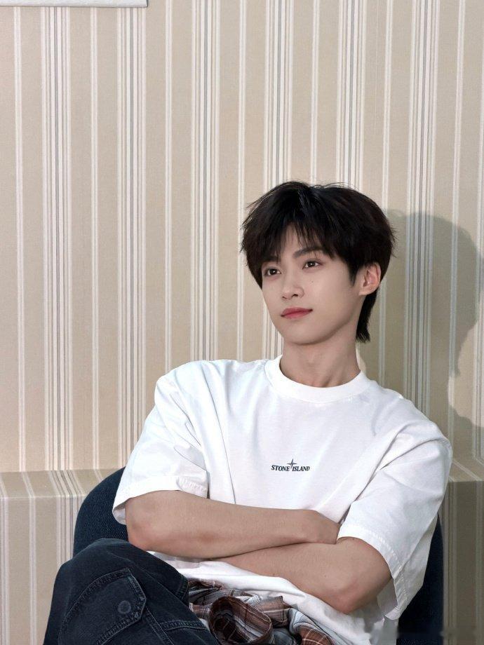 梓渝白T完全运动男高梓渝温度还好我也还好 梓渝温度还好我也还好，梓渝白T完全运动