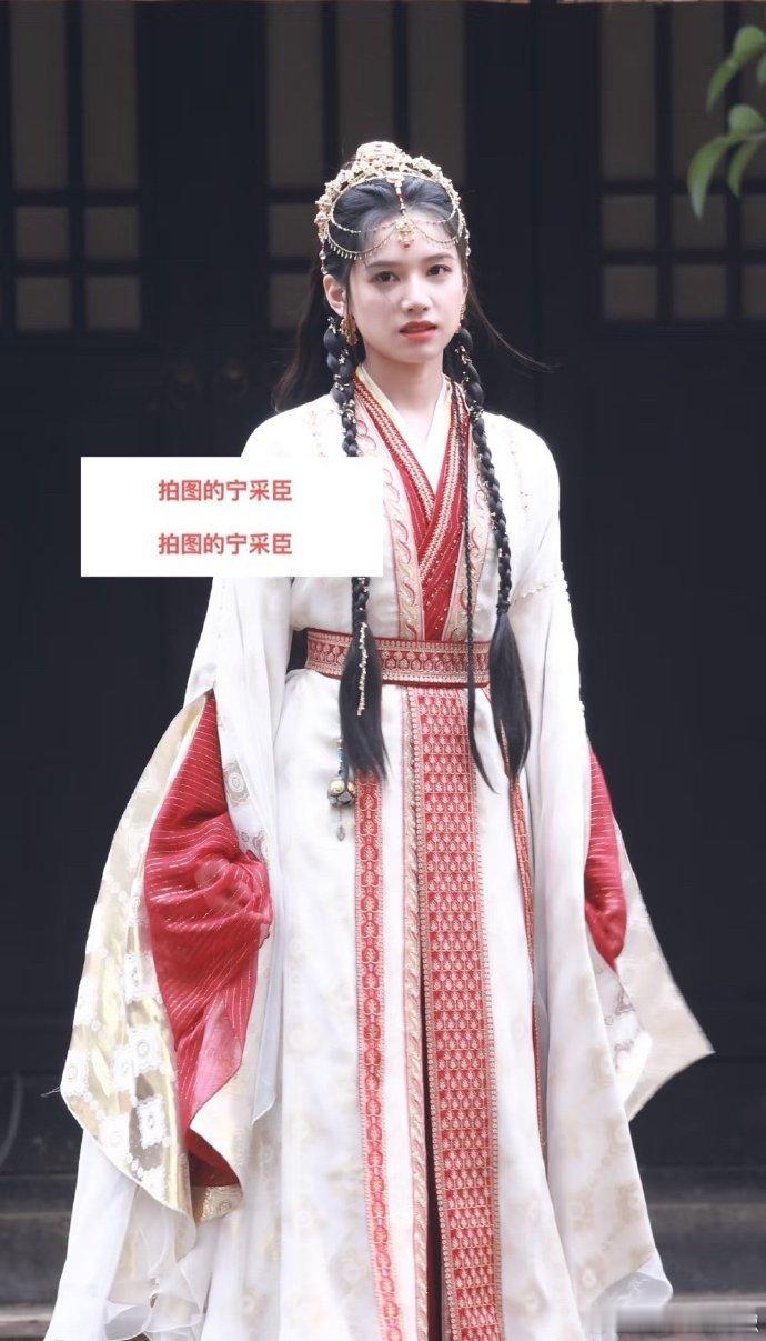 张婧仪新剧路透，造型美但发型太贴头皮，期待发包更显完美。 
