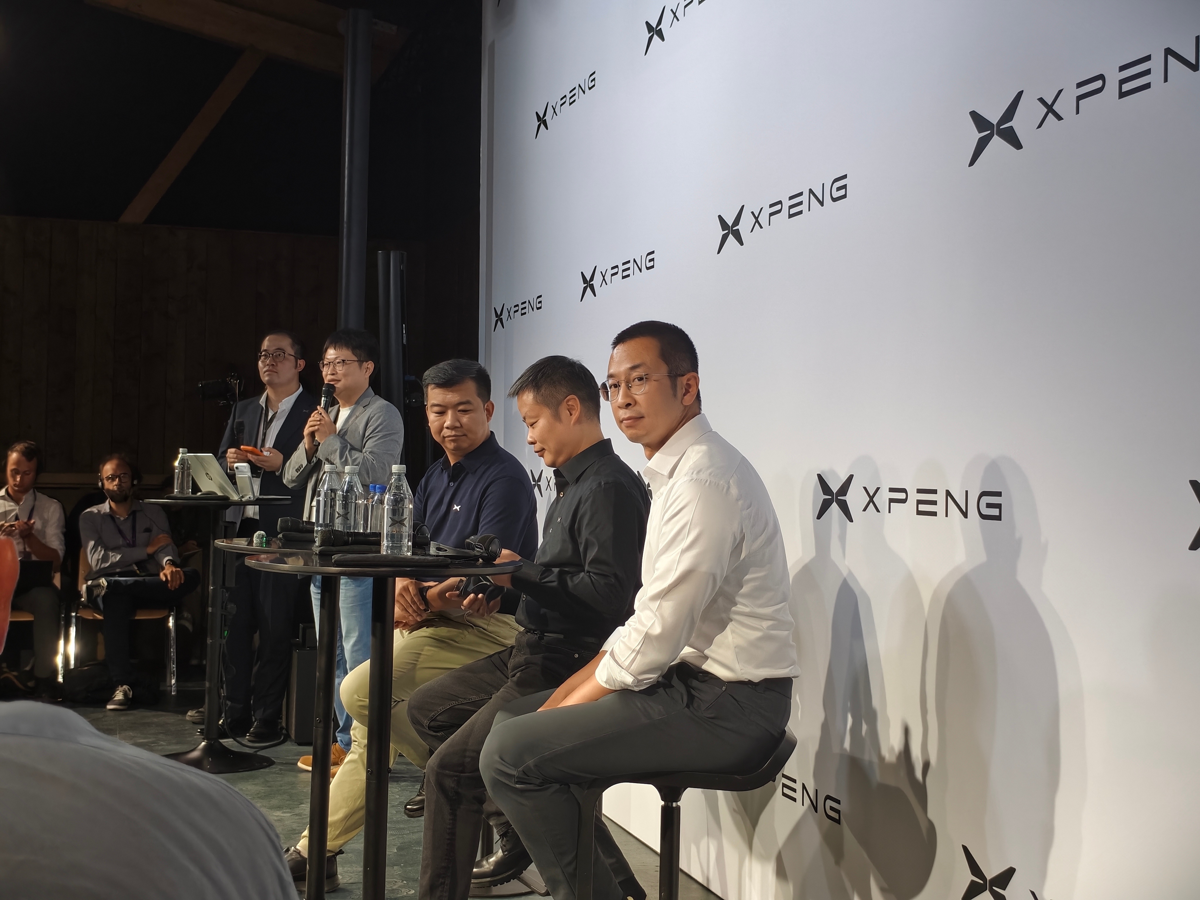 刚刚采访了小鹏汽车海外负责人 Alex Tang、 CEO 何小鹏和 AI 负责