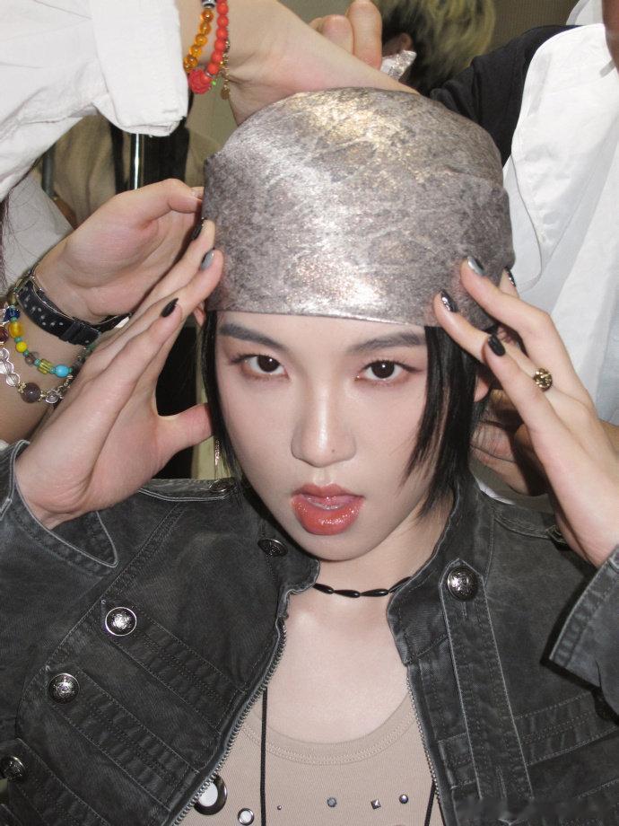 陆柯燃成都路演cha了好多歌 陆柯燃跳出了完全不同的感觉，更利落更帅，现场人山人