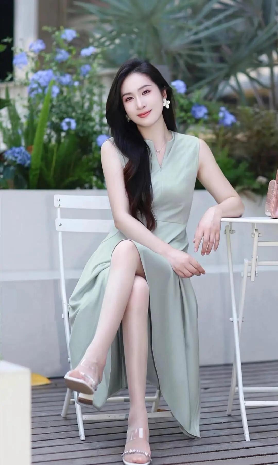 每日搭配分享·时尚穿搭漂亮优雅的豆绿色连衣裙，白色透明露趾高跟凉鞋，非常清新时尚