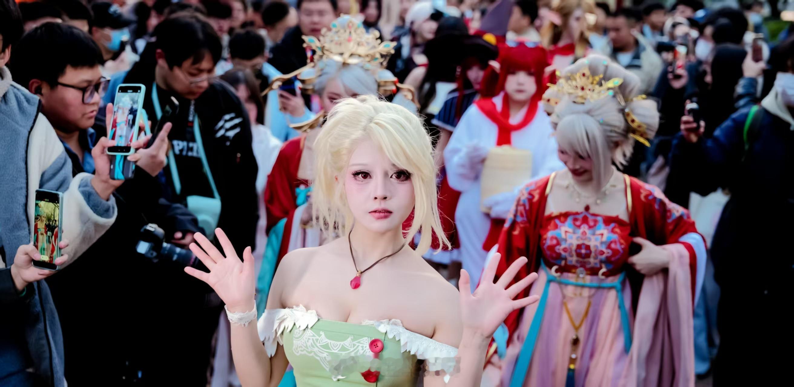 赛丽亚成新年灯会顶流35米赛丽亚花灯点亮大唐夜色，跨次元同框、对诗巡游太戳心！千