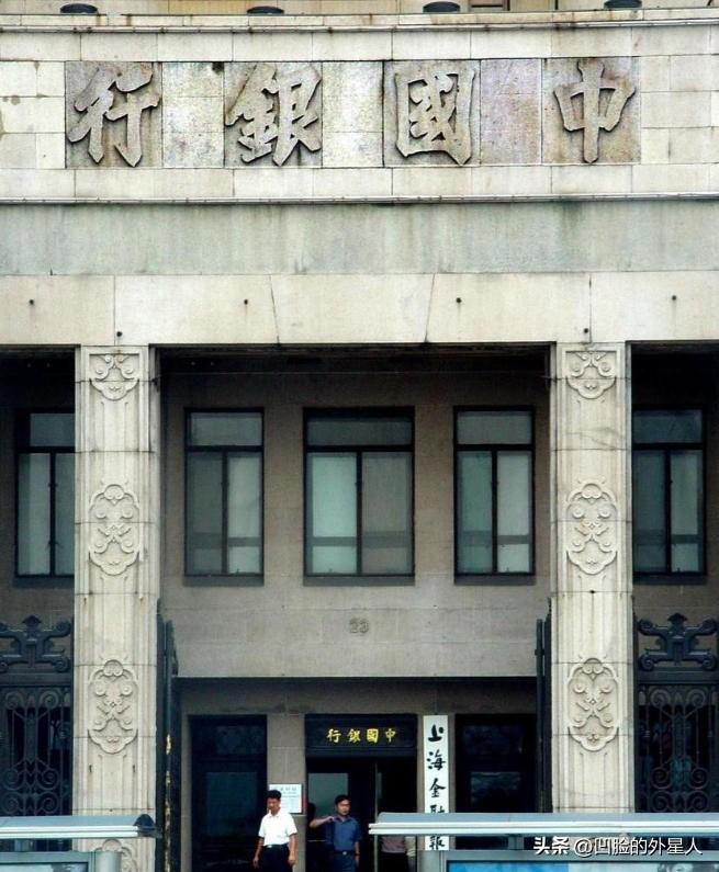 1949年，接管上海的山东干部走进旧财政局，发现对面交接的国民党局长，竟是潜伏了