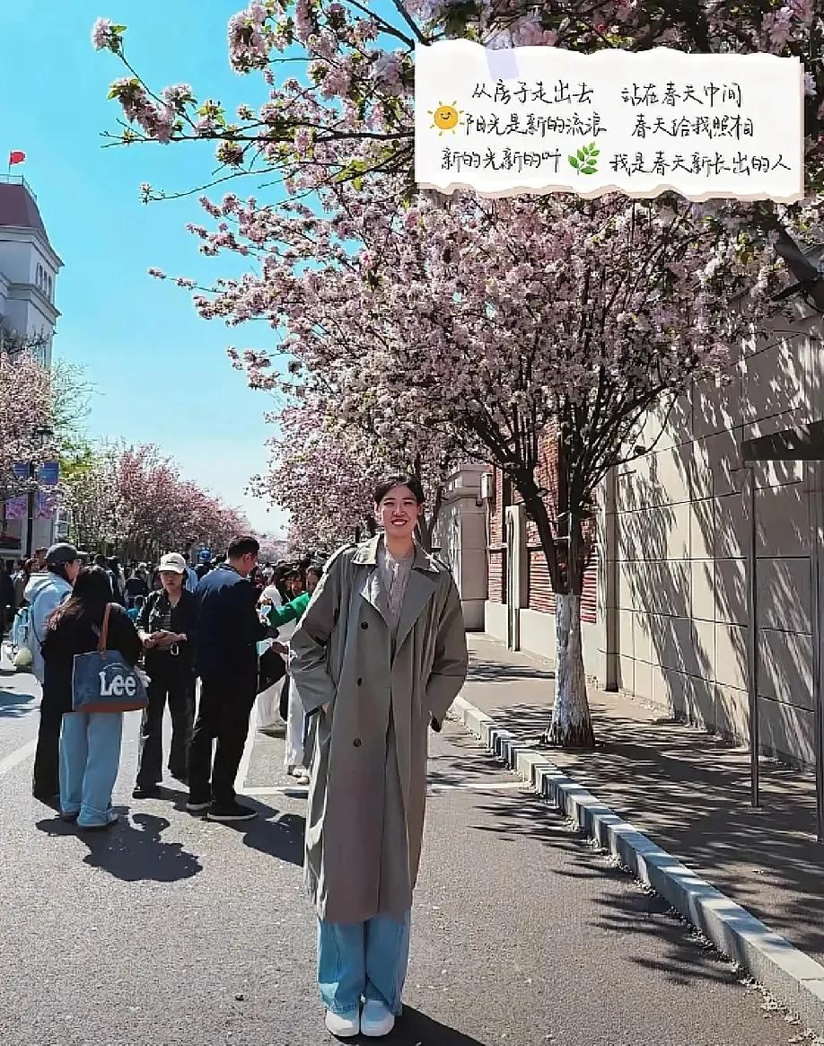 主攻手李盈莹今天亮相天津五大道观赏海棠花！今天下午主攻手李盈莹在自己的社交媒体发