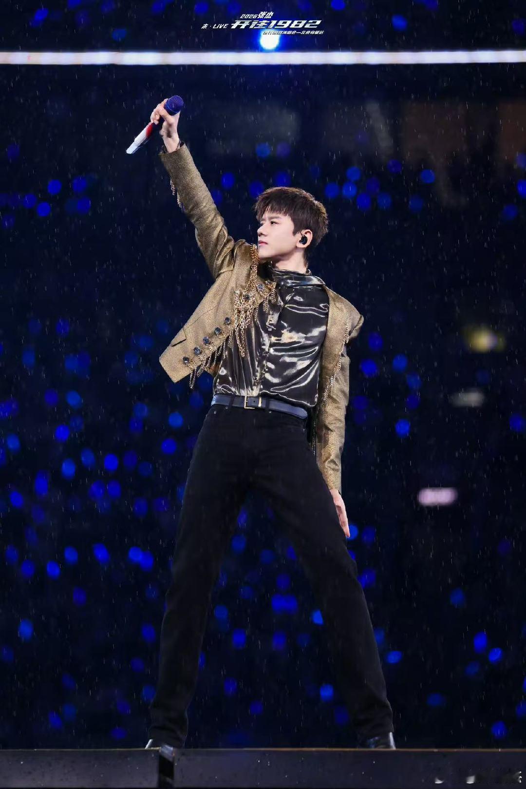 张紫宁听张杰唱仰望星空哭了谁能想到张紫宁听张杰唱《仰望星空》会哭得这么厉害，张杰